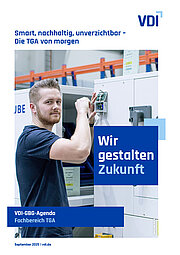 Handwerker an einem Technikschrank